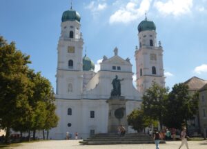Ansicht der Dom Tour mit Brunnen